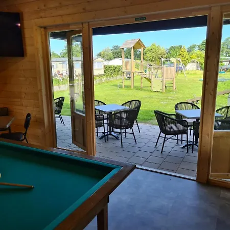 550 Op Recreatiepark De Wielen 샬레